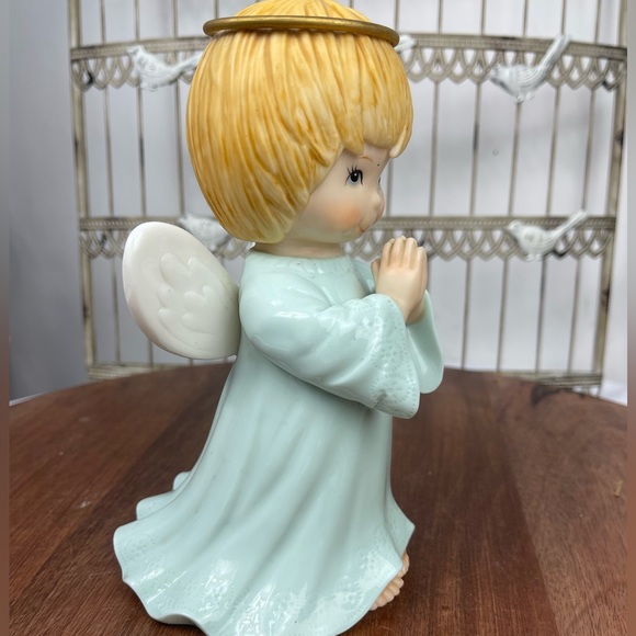 Hallmark porcelain Angel Figurine. - Picture 11 of 11